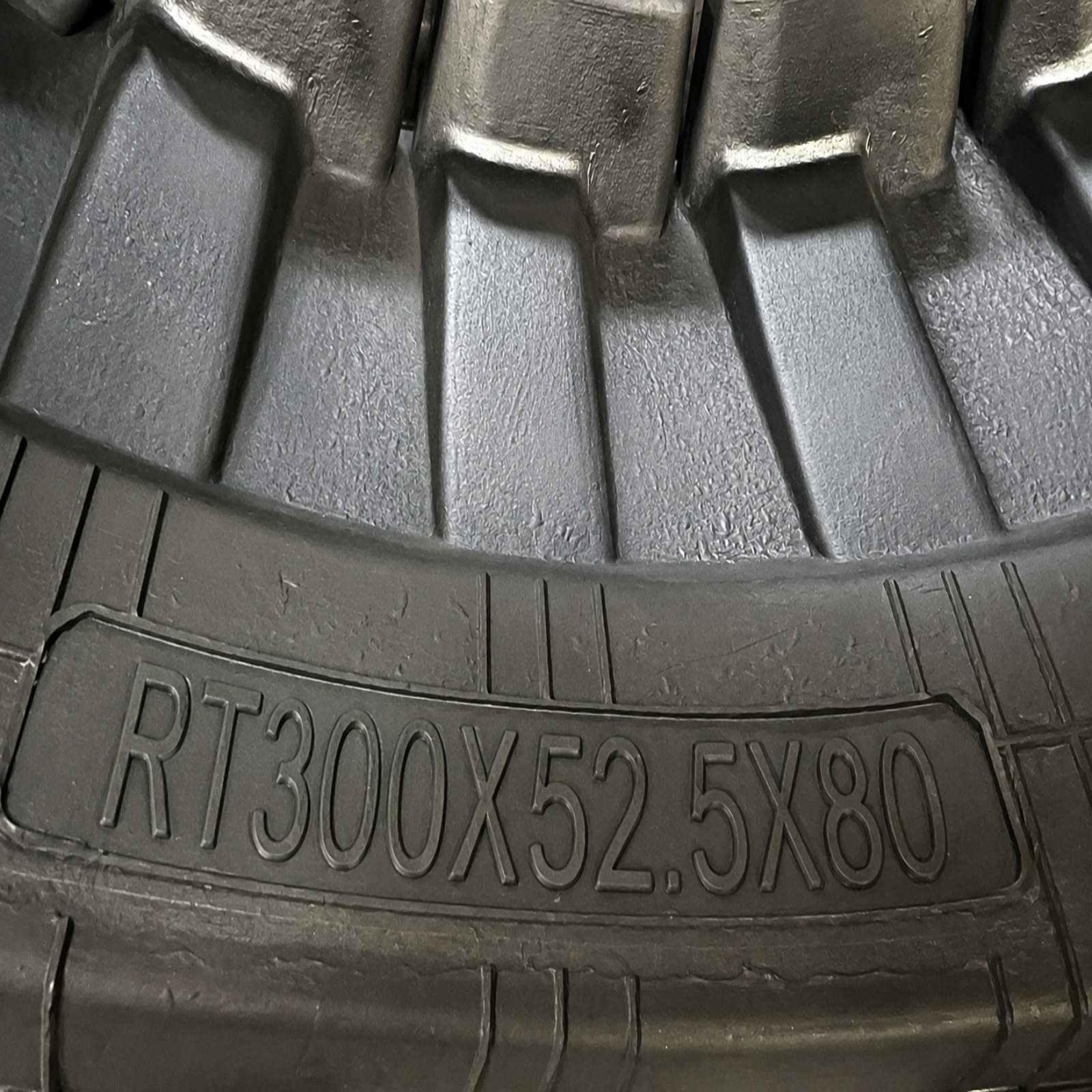 CHENILLE CAOUTCHOUC 300x52,5Nx80 pour Hyundai Robex 30 - BART HD - RT300X52.5X80N