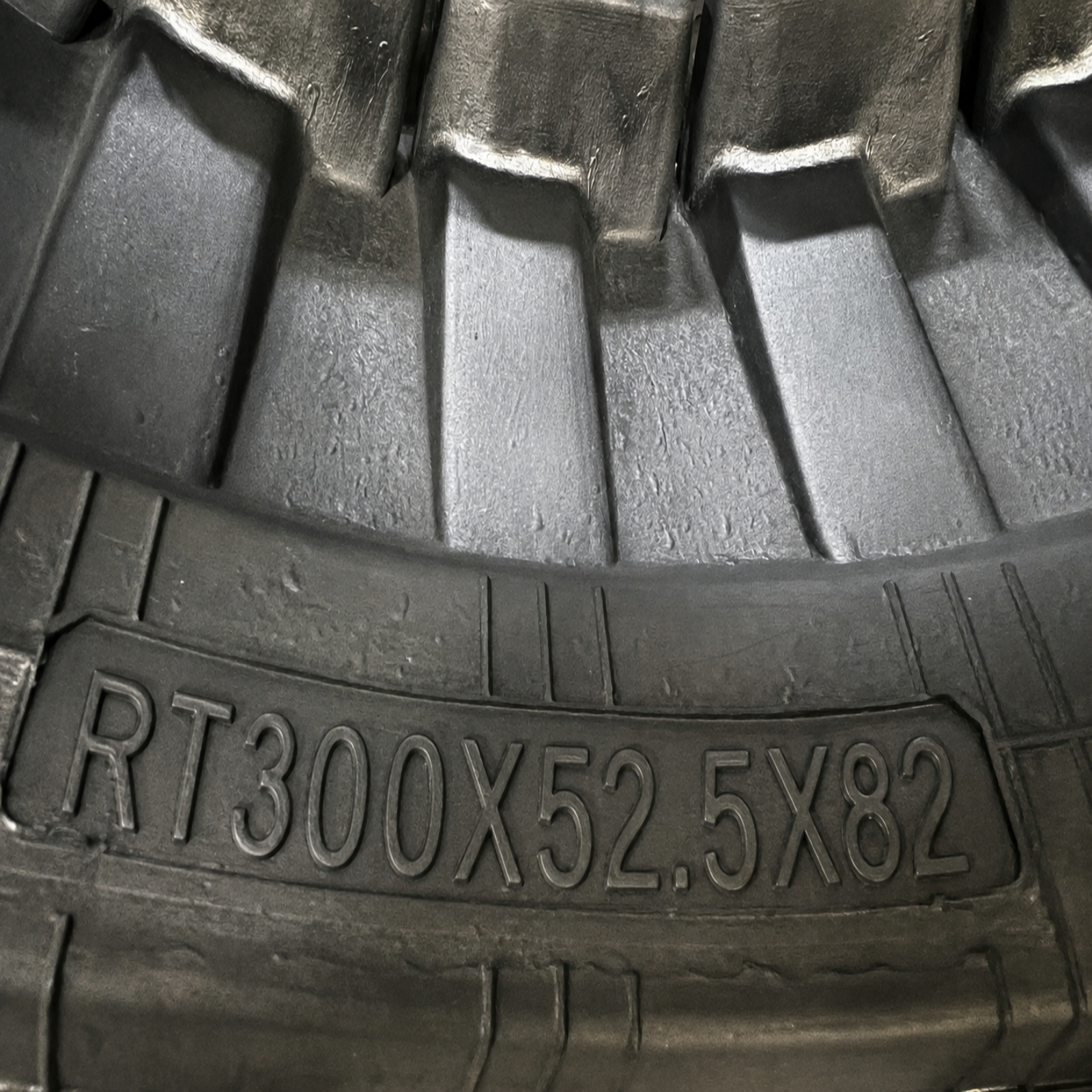 CHENILLE CAOUTCHOUC 300x52,5Wx82 pour Kobelco SK 030 2 - BART HD - RT300X52.5X82W