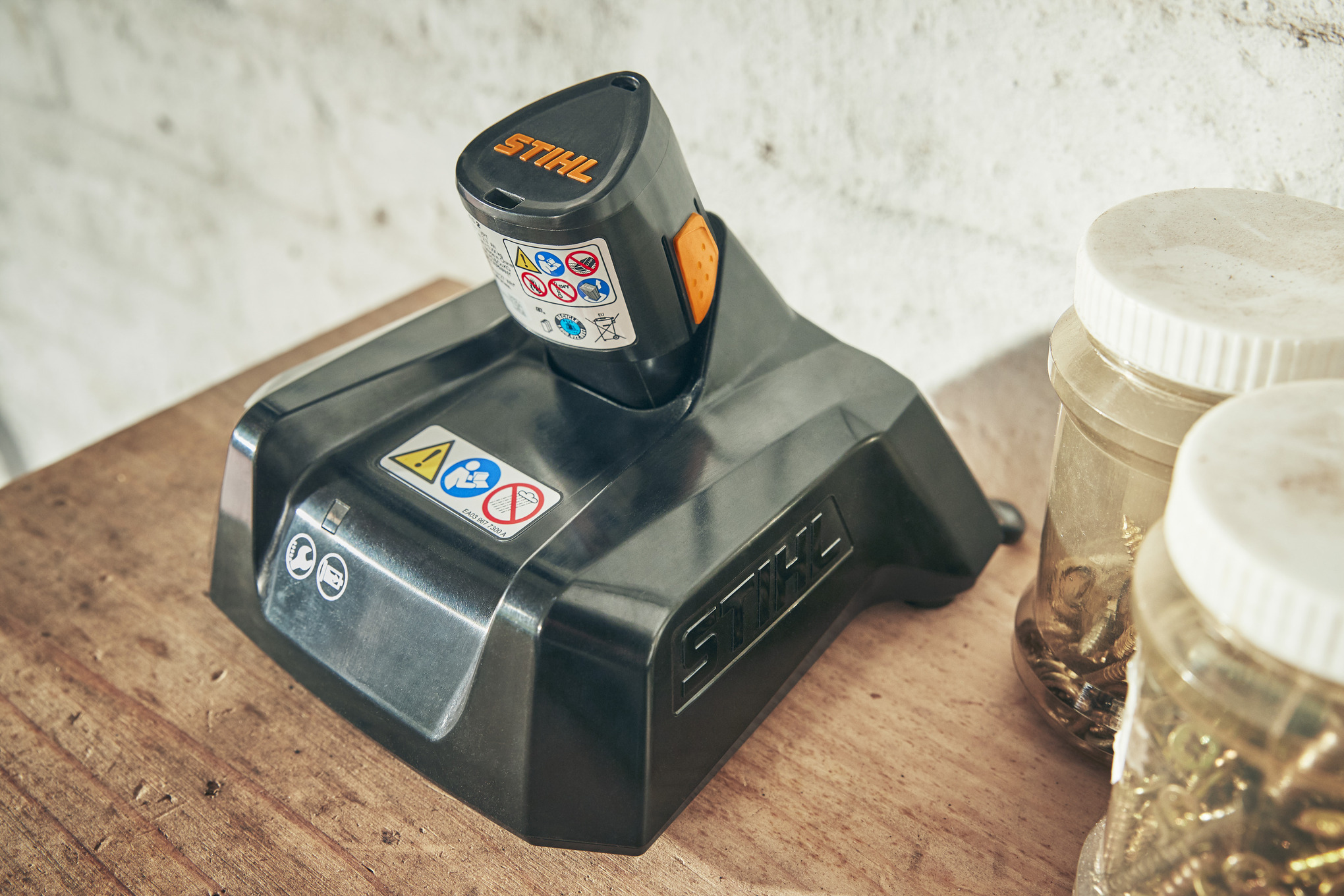 Chargeur GTA26 AL 1 220 - 240 V 107869 - STIHL - EA034302500