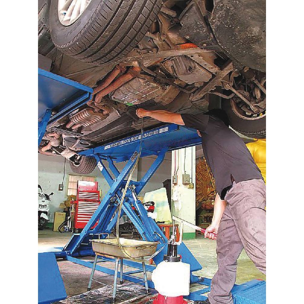 Réservoir pour remplissage d'huile de transmission 7,5L avec 8 adaptateurs DRAKKAR - 71105