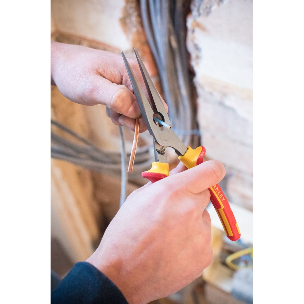 Pince à becs 1/2 ronds longs 200 mm isolée 1000 V - 0-84-007 - STANLEY FATMAX