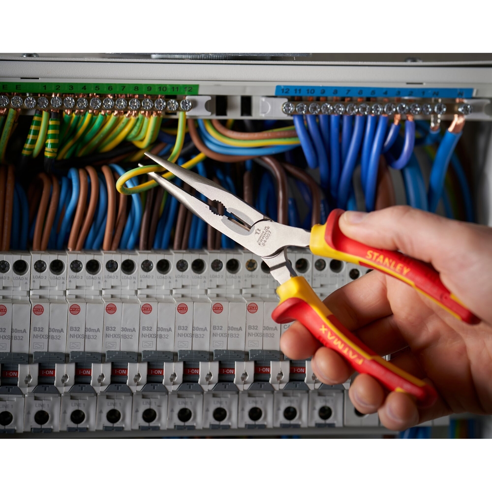 Pince à becs 1/2 ronds longs 200 mm isolée 1000 V - 0-84-007 - STANLEY FATMAX