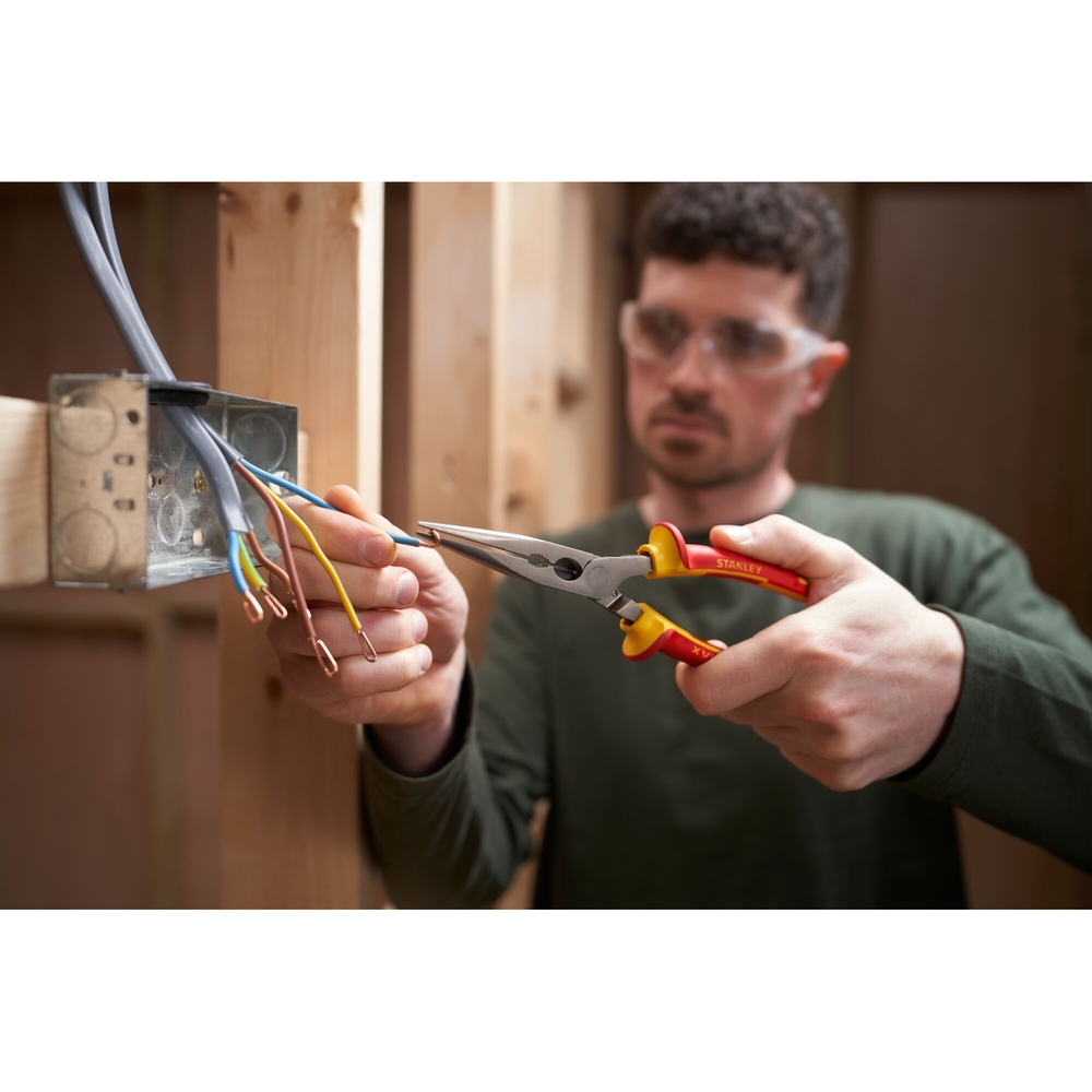 Pince à becs 1/2 ronds longs 200 mm isolée 1000 V - 0-84-007 - STANLEY FATMAX