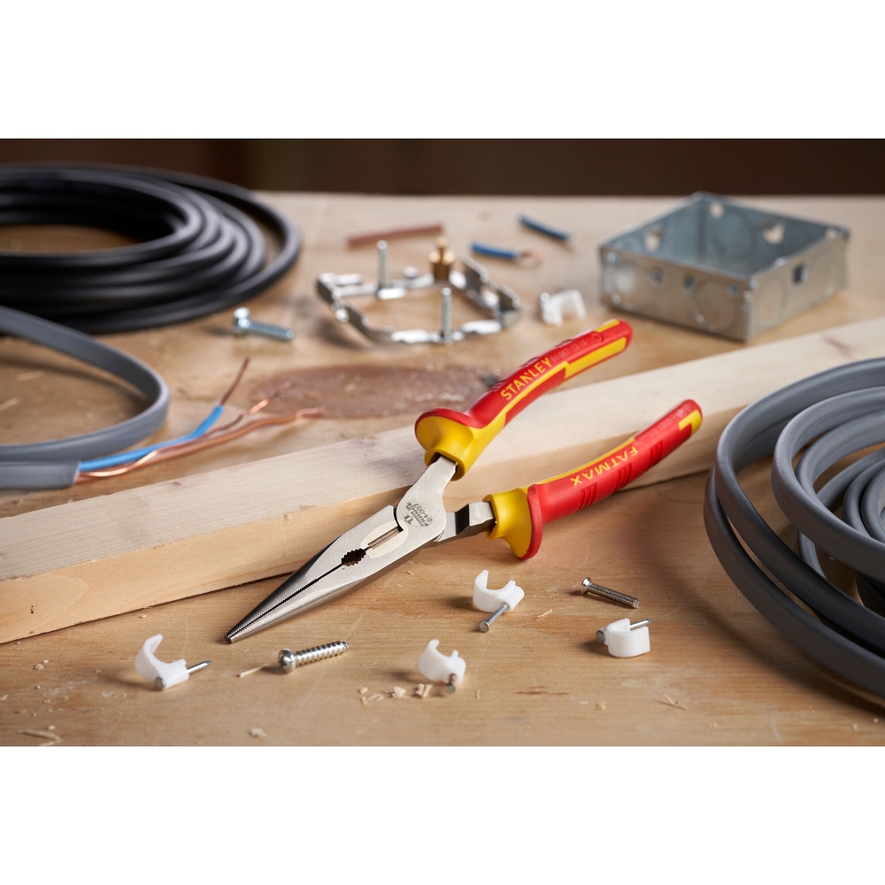Pince à becs 1/2 ronds longs 200 mm isolée 1000 V - 0-84-007 - STANLEY FATMAX
