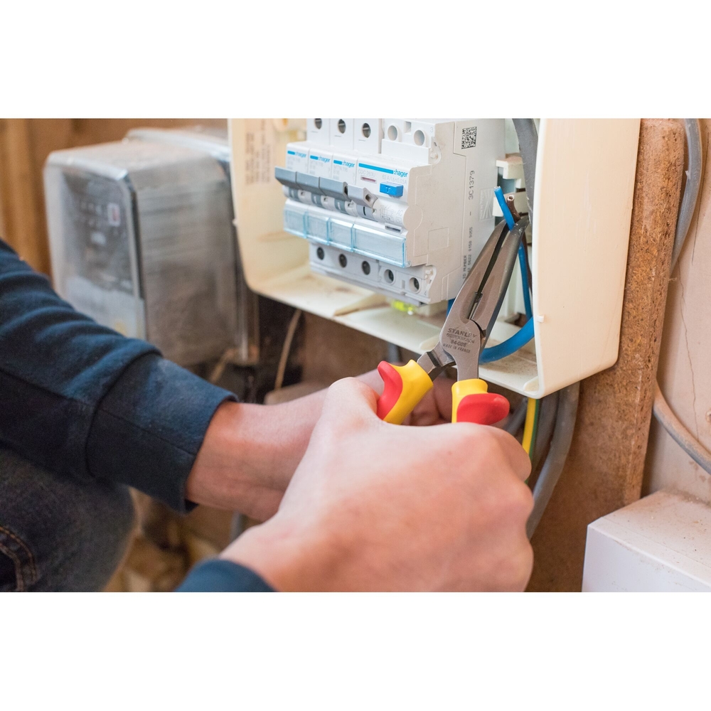 Pince à becs 1/2 ronds longs coudés 200 mm isolée 1000 V - 0-84-008 - STANLEY FATMAX