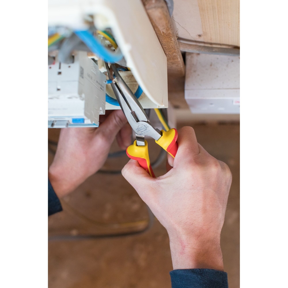 Pince à becs 1/2 ronds longs coudés 200 mm isolée 1000 V - 0-84-008 - STANLEY FATMAX