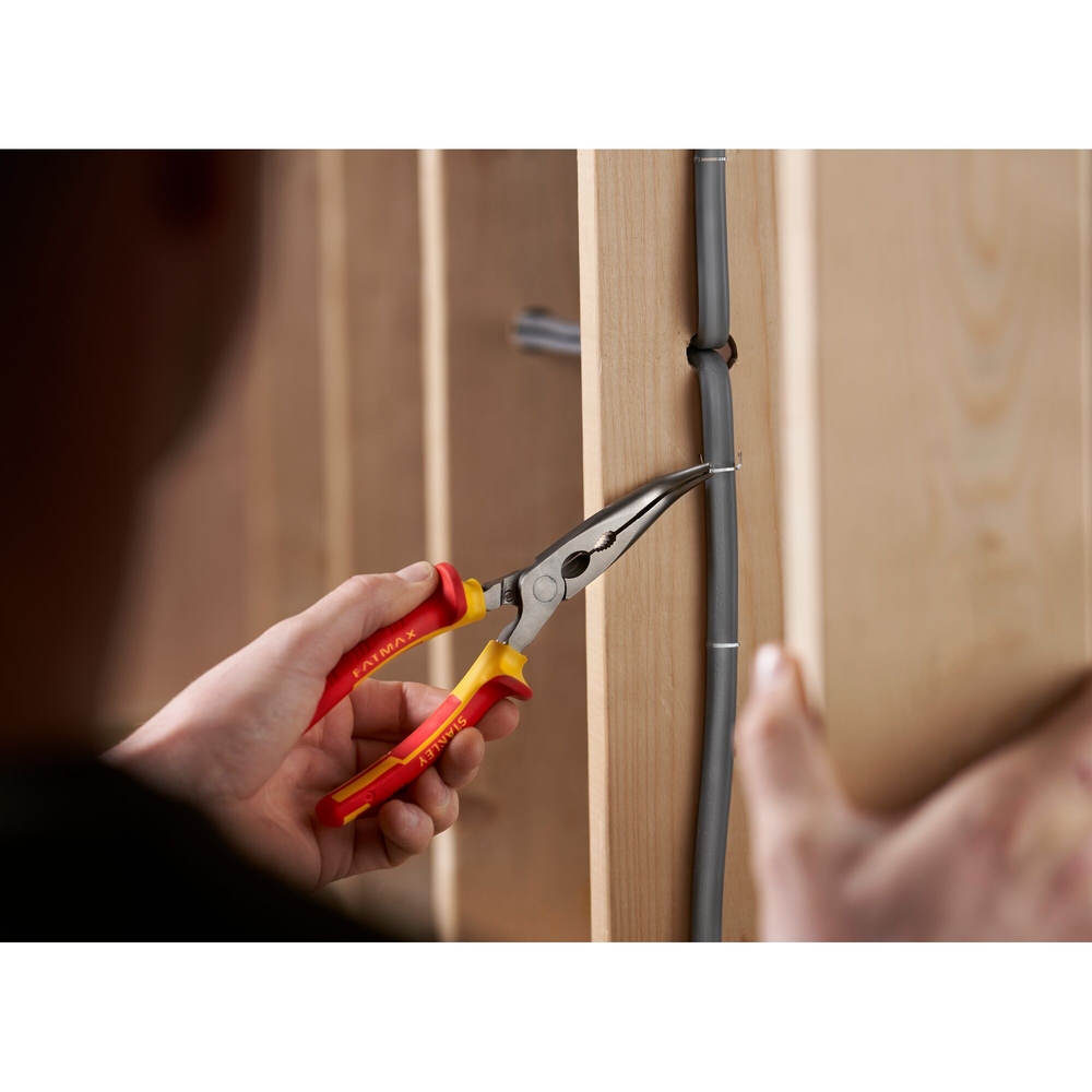 Pince à becs 1/2 ronds longs coudés 200 mm isolée 1000 V - 0-84-008 - STANLEY FATMAX