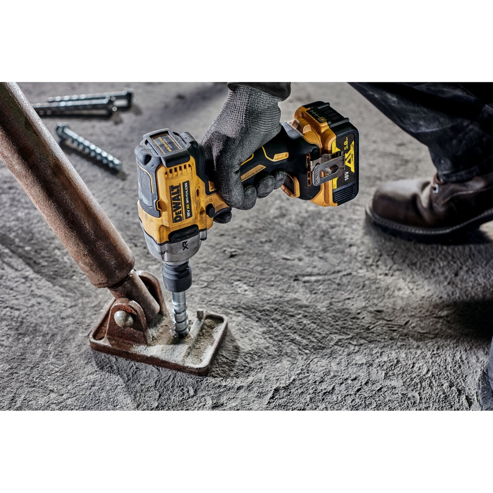Boulonneuse à chocs 1/2‘’ XR 18 V 5 Ah Li-Ion Brushless 812 Nm - jonc de sécurit - DCF891P2T-QW - DEWALT