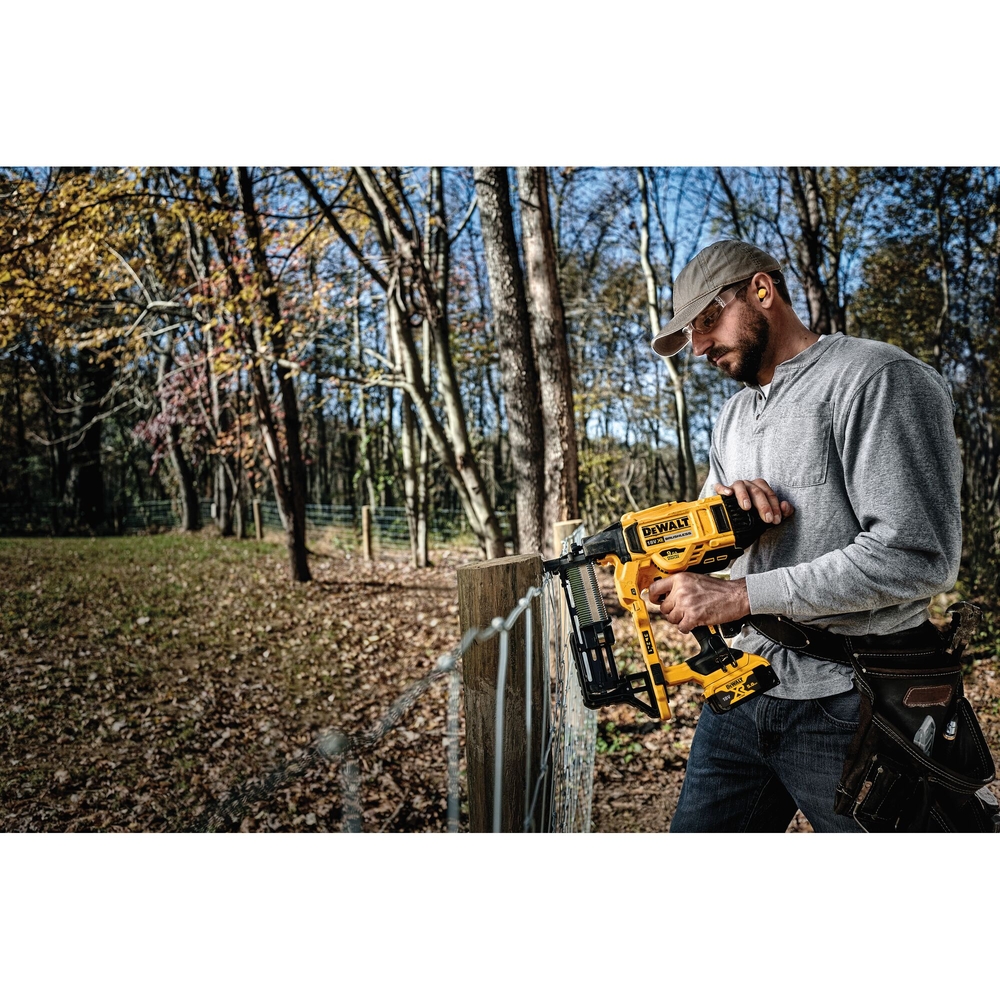 Agrafeuse pour clôture XR 18 V 5 Ah Li-Ion Brushless - DCFS950P2-QW - DEWALT
