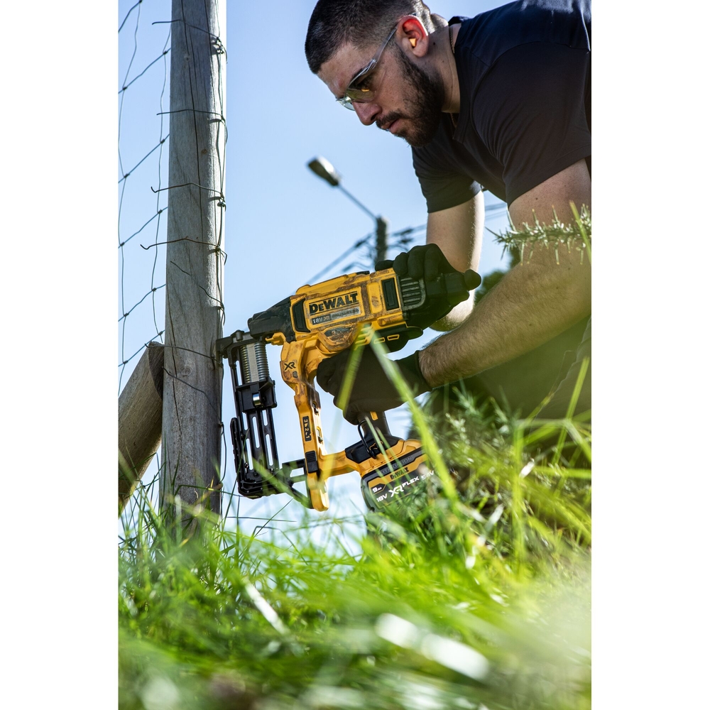 Agrafeuse pour clôture XR 18 V 5 Ah Li-Ion Brushless - DCFS950P2-QW - DEWALT