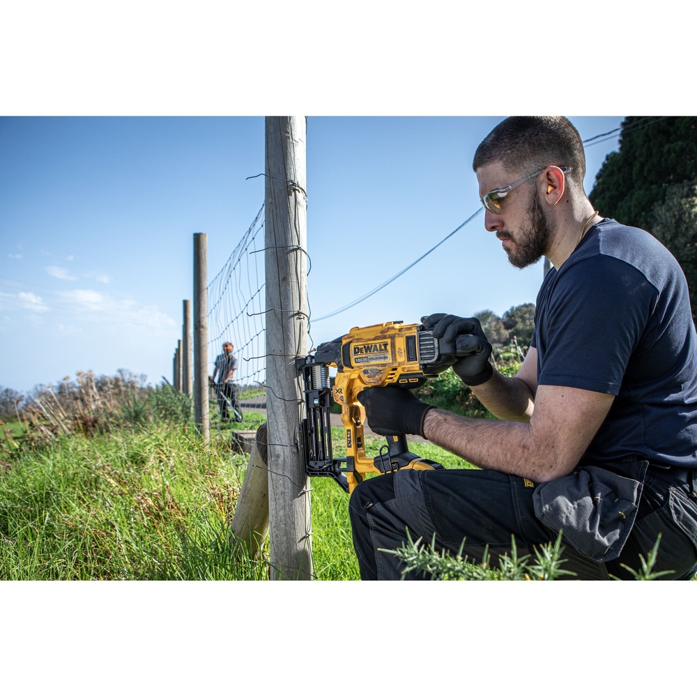 Agrafeuse pour clôture XR 18 V 5 Ah Li-Ion Brushless - DCFS950P2-QW - DEWALT
