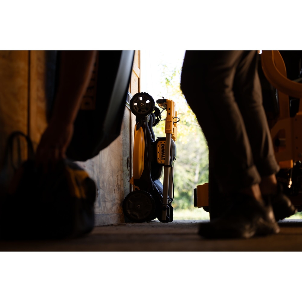 Tondeuse 53 cm XR 2 X 18V 8Ah Li-Ion Brushless - autopropulsée - DCMWSP156W2-QW - DEWALT