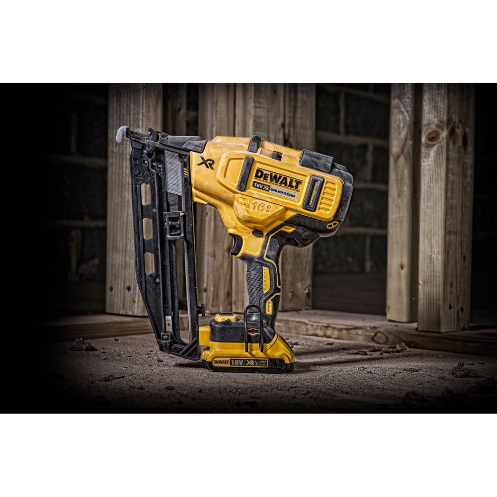 Cloueur de finition 16 Ga XR 18 V 2 Ah Li-Ion Brushless - DCN660D2-QW - DEWALT