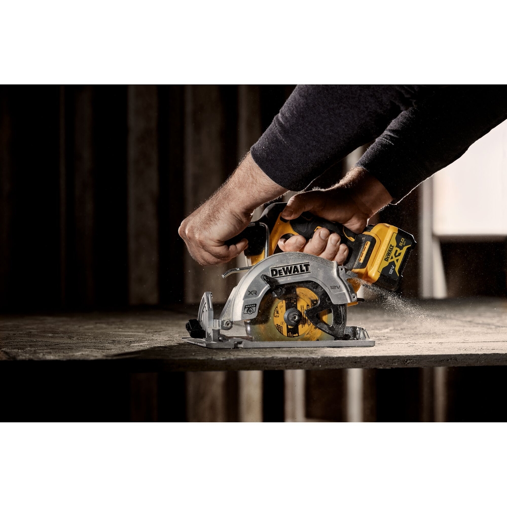 Scie circulaire XR 12 V 5 Ah Li-Ion Brushless 140 mm - DCS512P2-QW - DEWALT