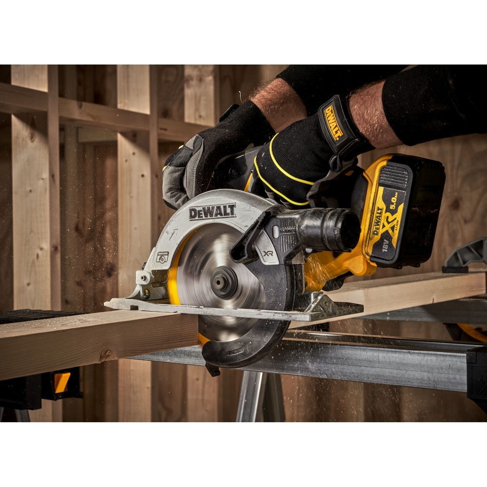 Scie circulaire XR 18 V 5 Ah Li-Ion Brushless 165 mm - DCS565P2-QW - DEWALT