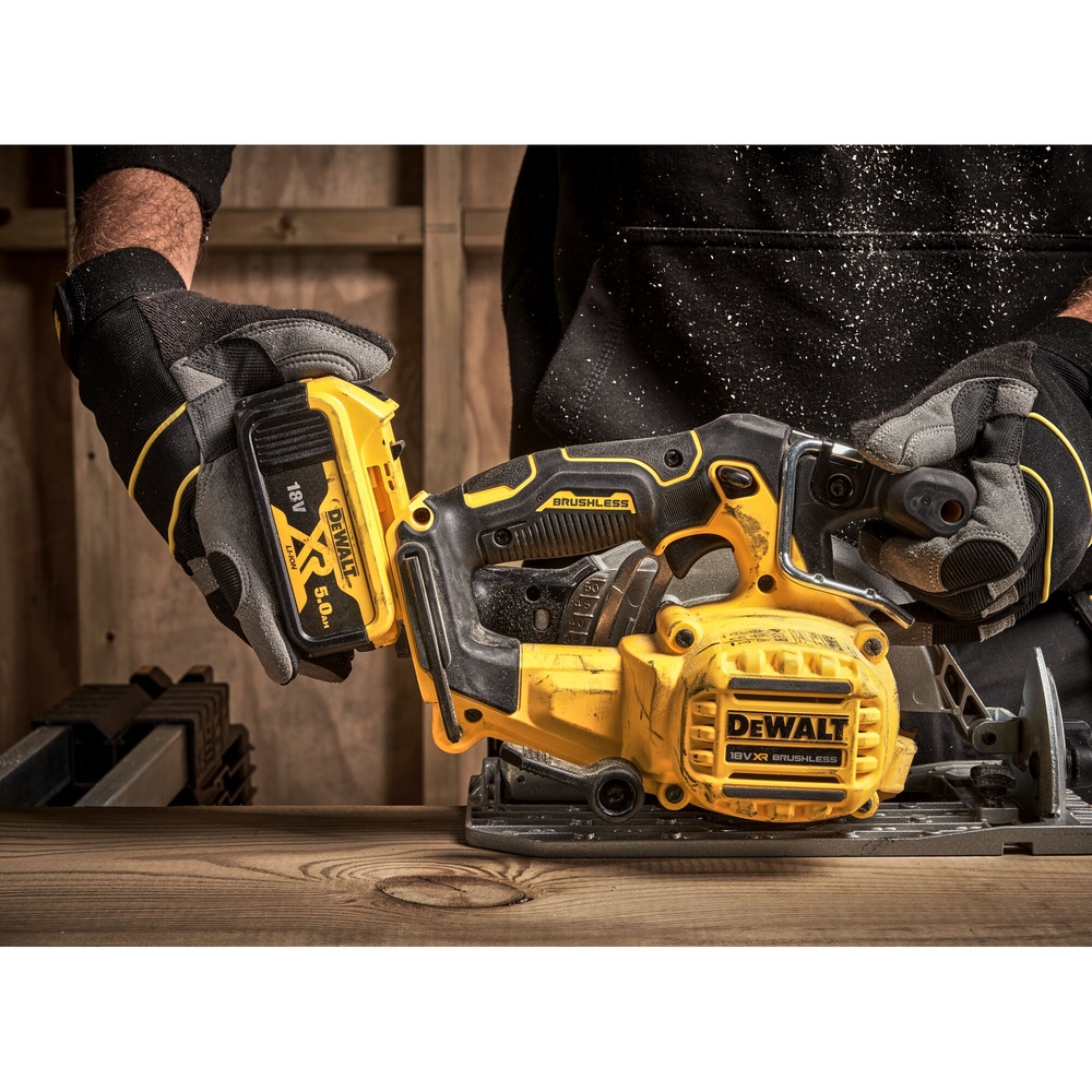 Scie circulaire XR 18 V 5 Ah Li-Ion Brushless 165 mm - DCS565P2-QW - DEWALT