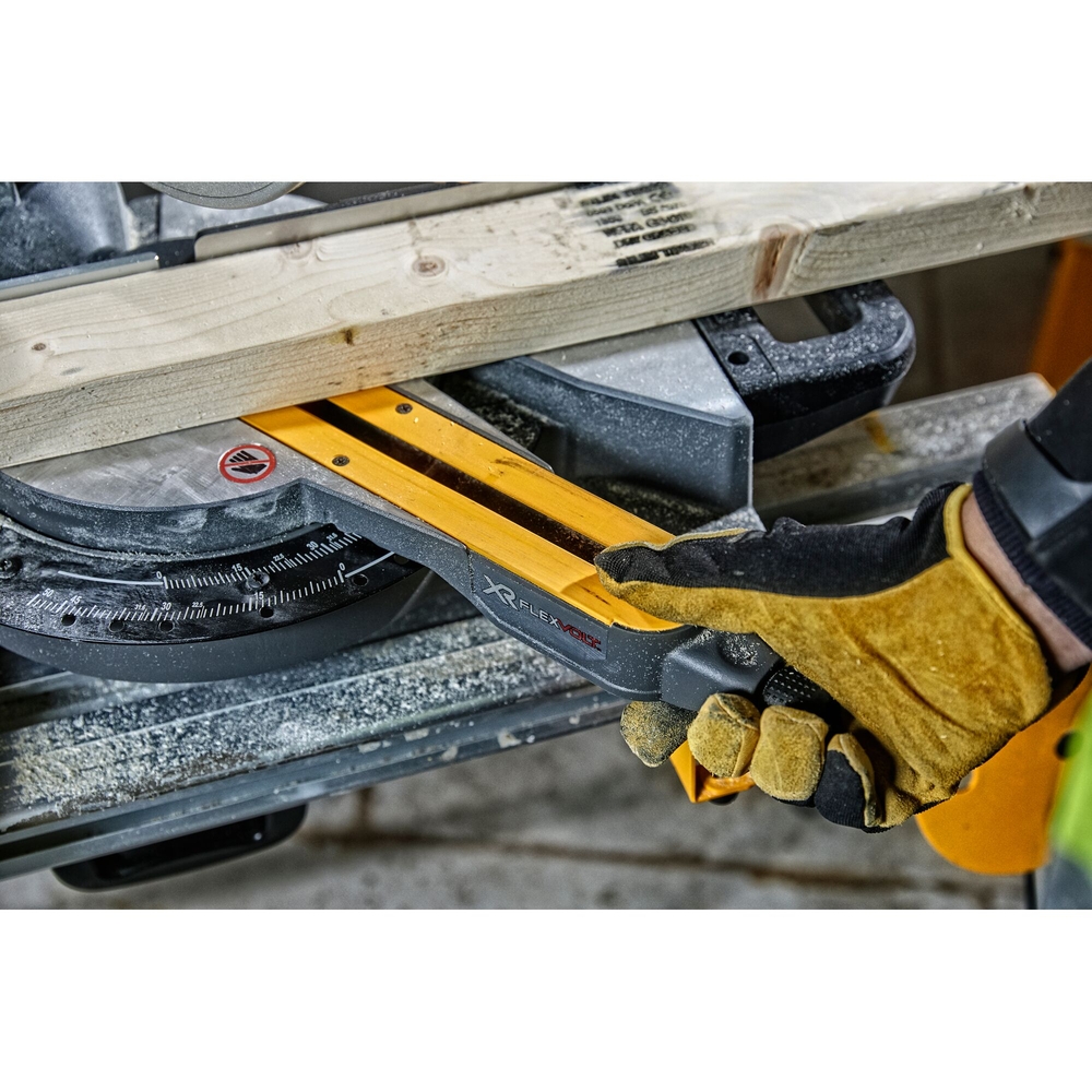 Scie à onglets radiale XR FLEXVOLT 54 V 2 Ah Li-Ion Brushless 216 mm - DCS777T2-QW - DEWALT