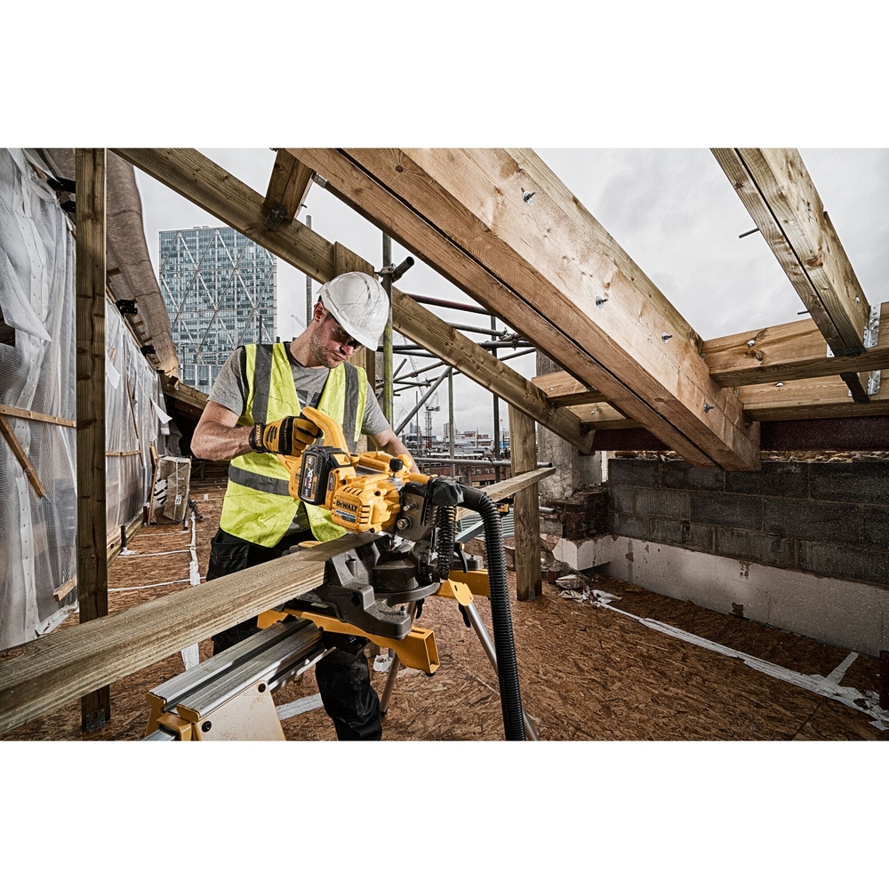 Scie à onglets radiale XR FLEXVOLT 54 V 2 Ah Li-Ion Brushless 216 mm - DCS777T2-QW - DEWALT
