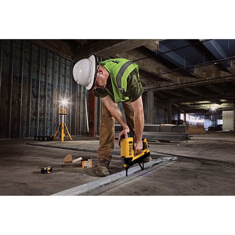 Cloueur à gaz béton et acier XR18V 2Ah Li-ion - DGN845D1-QW - DEWALT