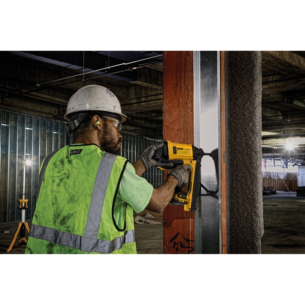 Cloueur à gaz béton et acier XR18V 2Ah Li-ion - DGN845D1-QW - DEWALT