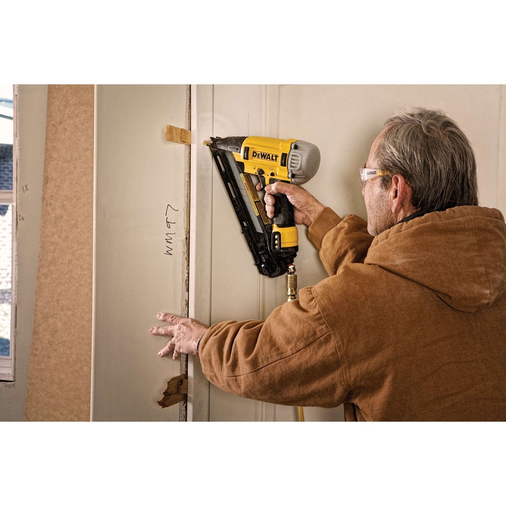 Cloueur pneumatique de finition 15 Ga Precision Point - Coffret - DPN1564APP-XJ - DEWALT