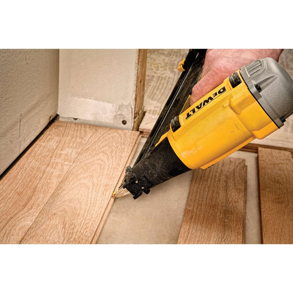 Cloueur pneumatique de finition 15 Ga Precision Point - Coffret - DPN1564APP-XJ - DEWALT