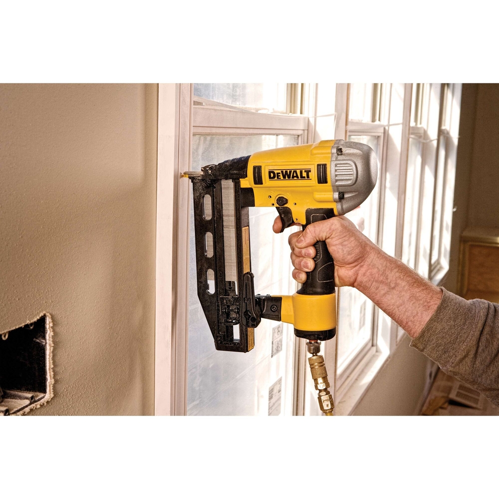 Cloueur pneumatique de finition 16 Ga Precision Point - Coffret - DPN1664PP-XJ - DEWALT