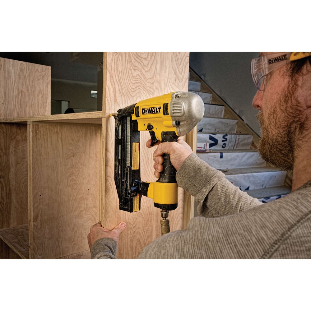 Cloueur pneumatique de finition 16 Ga Precision Point - Coffret - DPN1664PP-XJ - DEWALT