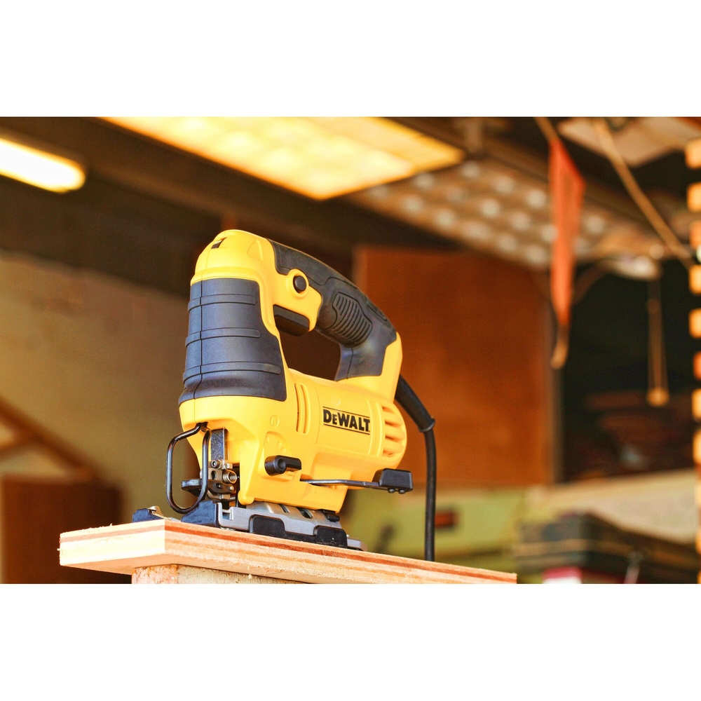 Scie sauteuse 650 W à poignée supérieure - semelle anti-rayure - DWE349-QS - DEWALT