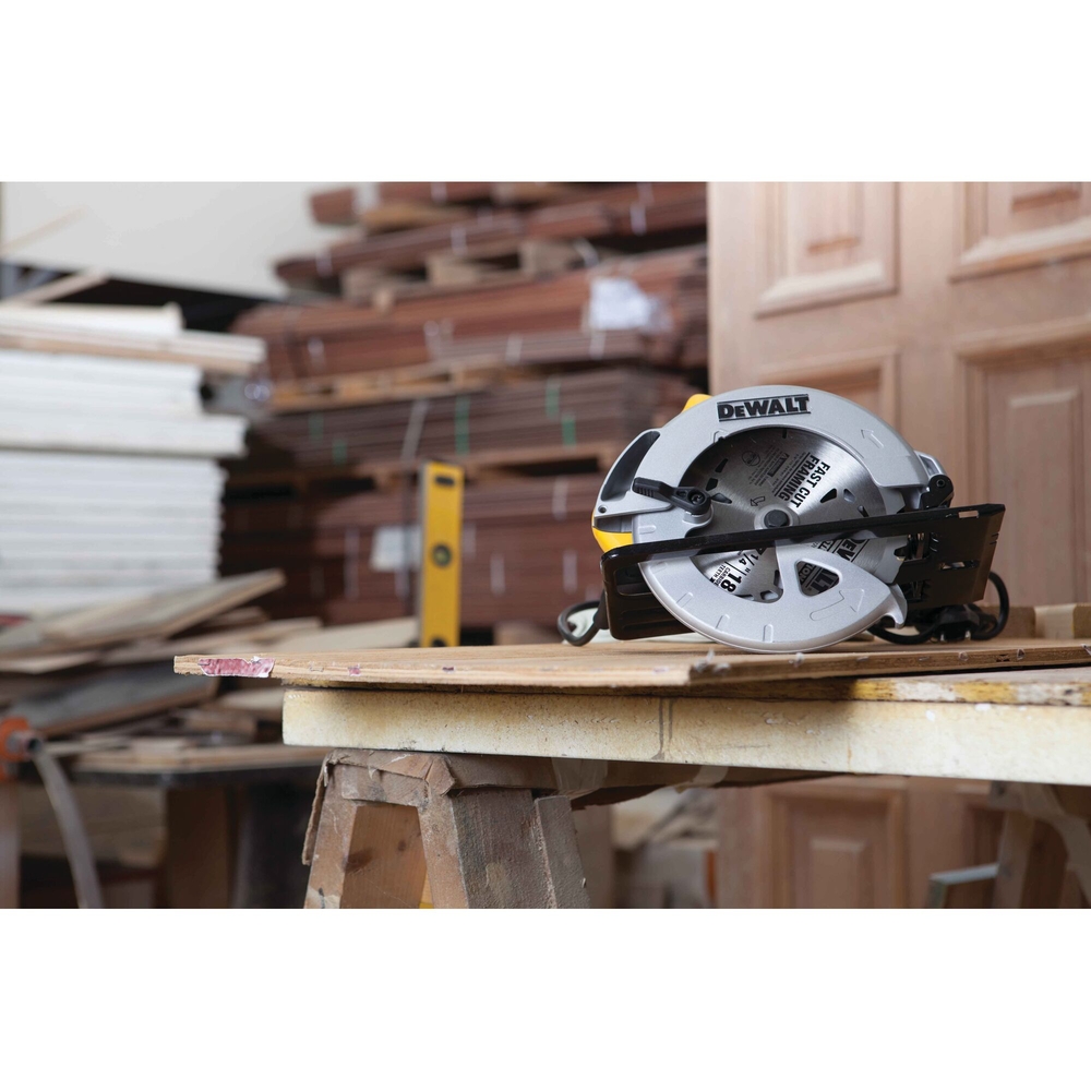 Scie circulaire compacte Ø190mm - Profondeur de coupe 65mm - DWE560-QS - DEWALT