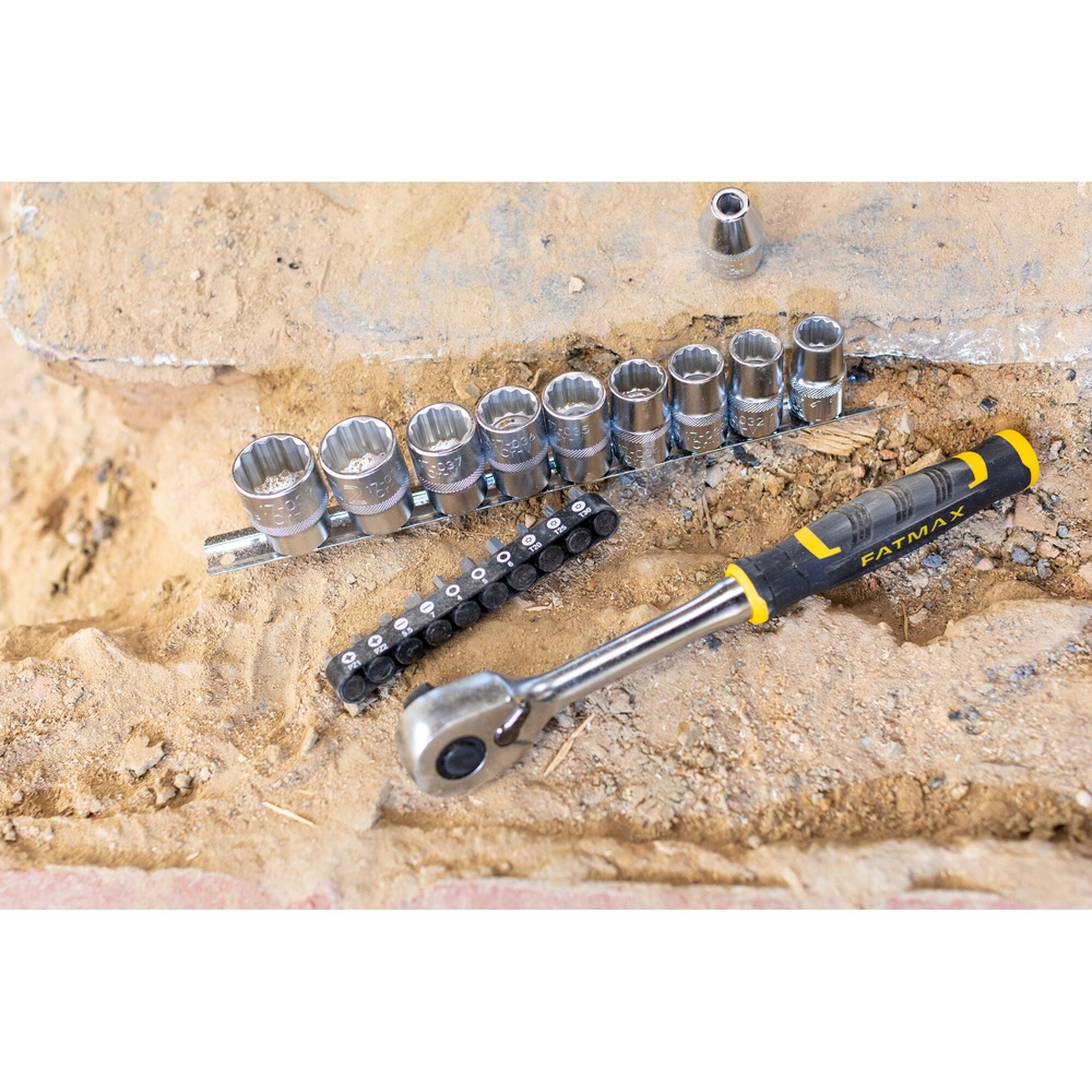 Cliquet 120 dents - 1/2’’ + 9 douilles + 10 embouts + porte-embout - 21 pièces - FMMT82681-0 - STANLEY FATMAX