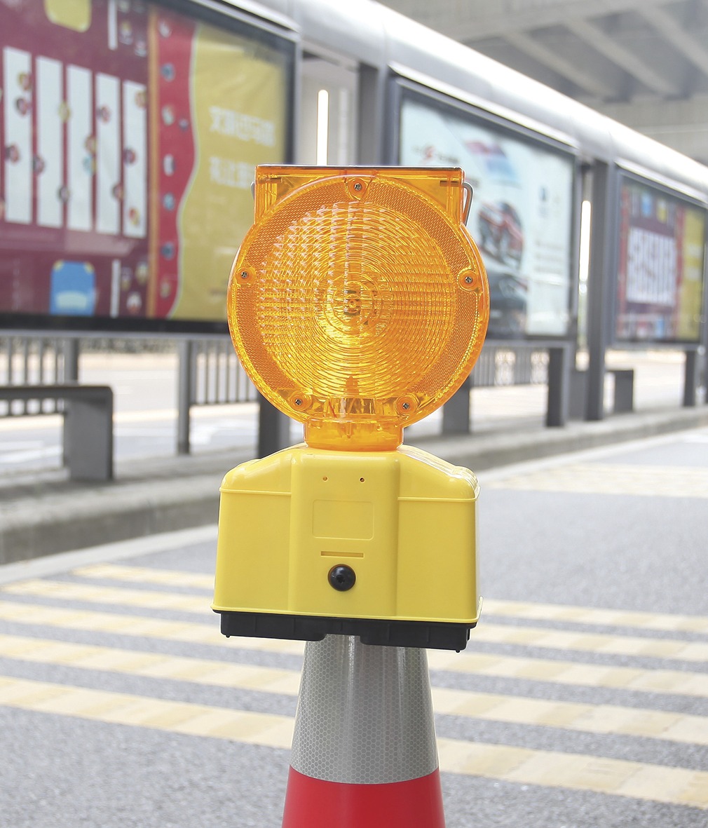 Lampe de chantier solaire clignotante automatique a led TALIAPLAST - 500204