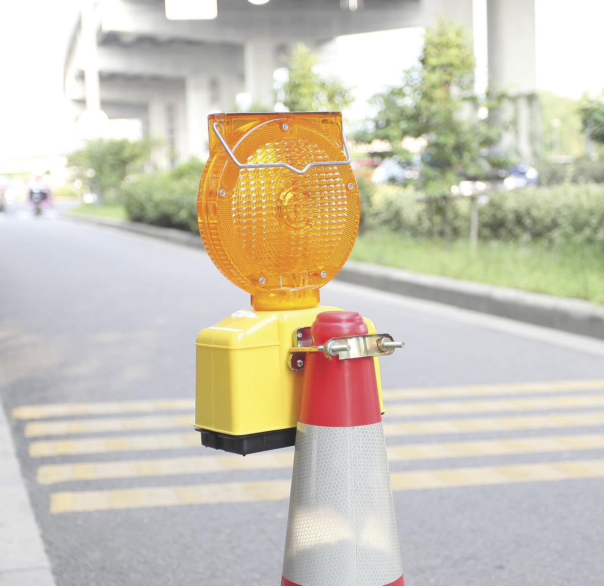 Lampe de chantier solaire clignotante automatique a led TALIAPLAST - 500204