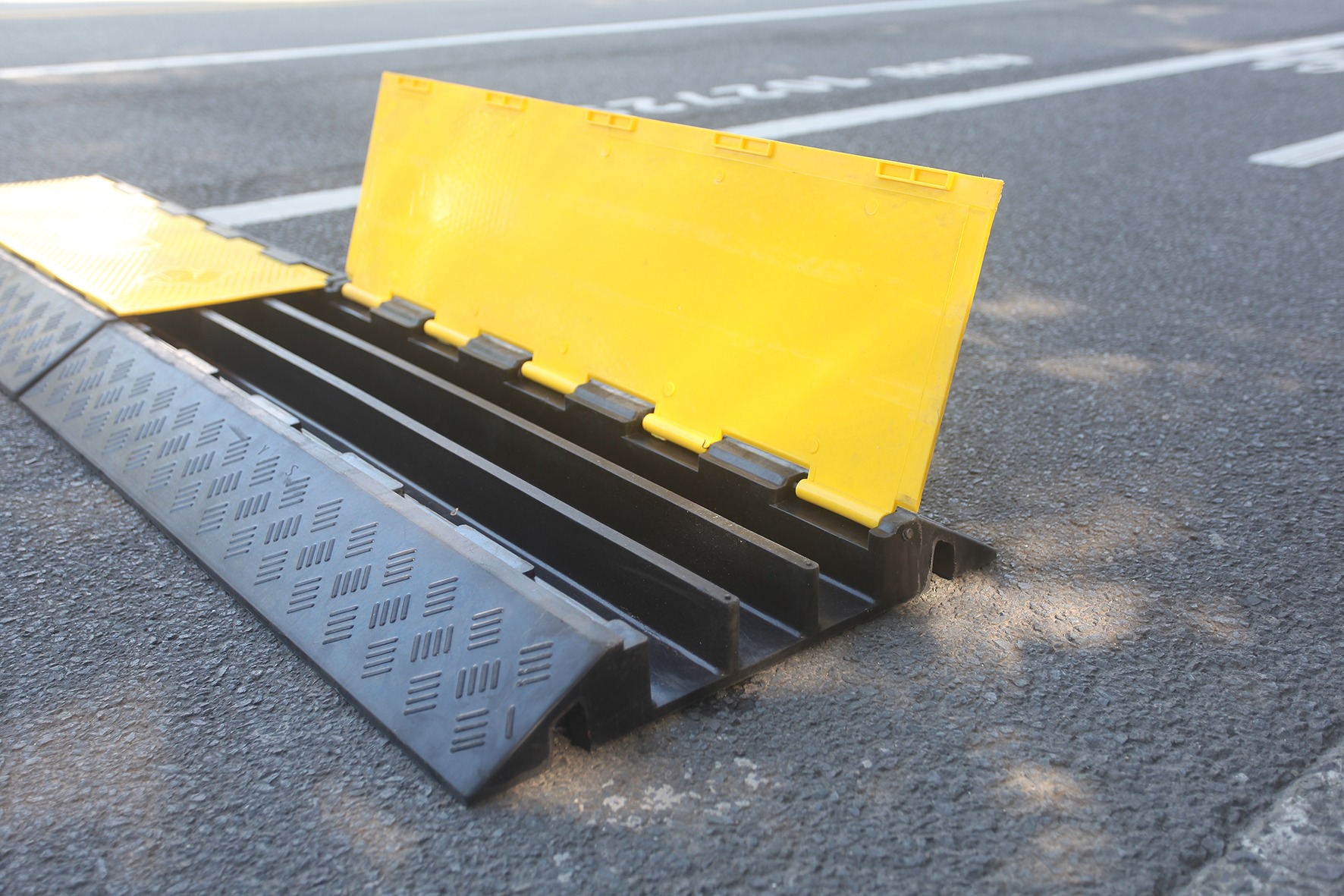 PASSE-CABLES 3 VOIES 90X50X7CM (DIAM. CABLE 60MM) TALIAPLAST - 520513