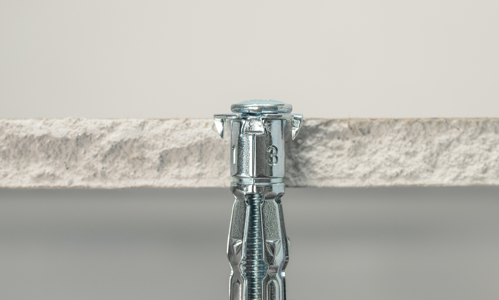 100 chevilles corps creux acier zingué - M4x50mm + vis tête cylindrique acier - SCELL-IT - SP13-M4-MBOX