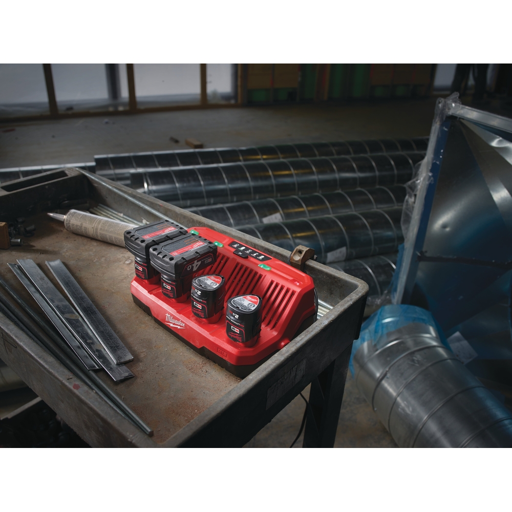 Chargeur M12, charge jusqu'à 4 batteries 12V successivement MILWAUKEE M12 C4 - 4932430554