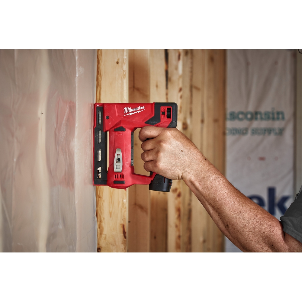 Agrafeuse MILWAUKEE M12 BST-202X avec batteries 2,0Ah et chargeur en HD Box - 4933459635