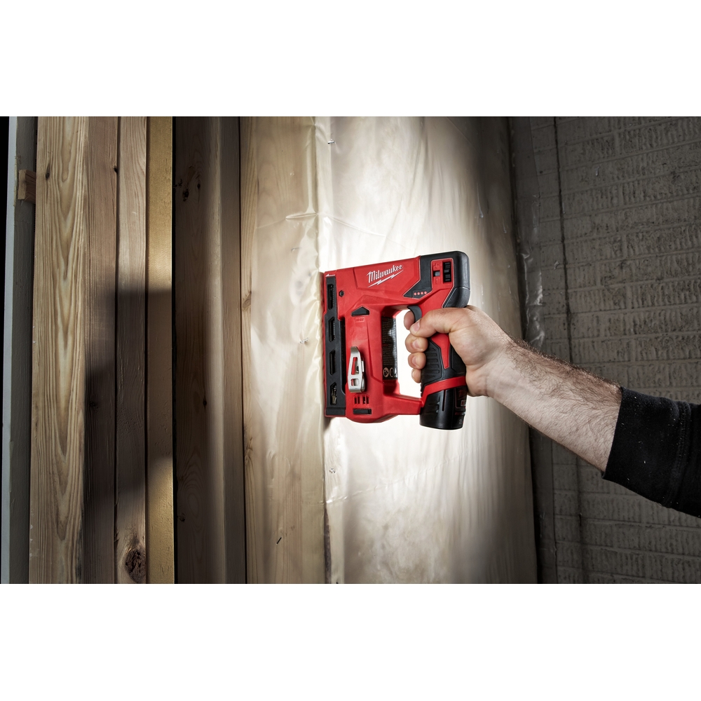 Agrafeuse MILWAUKEE M12 BST-202X avec batteries 2,0Ah et chargeur en HD Box - 4933459635