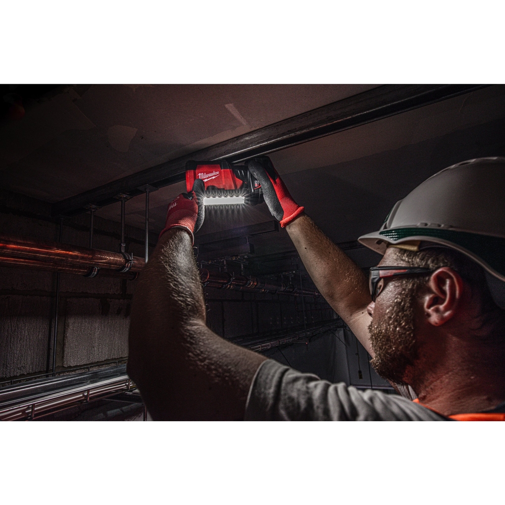 Projecteur de chantier compact orientable, 12v, 700 lumens, sans batterie MILWAUKEE - 4933478226