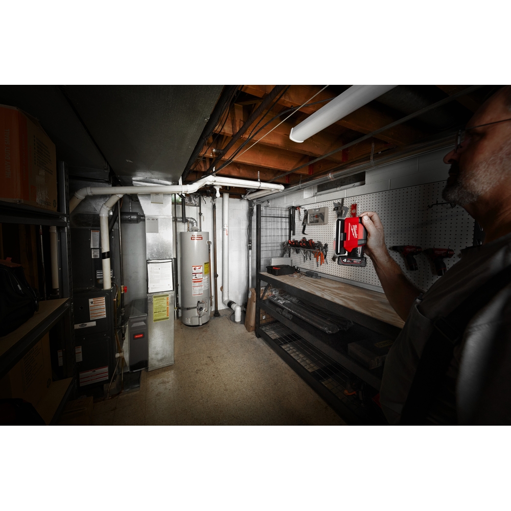 Projecteur de chantier compact orientable, 12v, 700 lumens, sans batterie MILWAUKEE - 4933478226