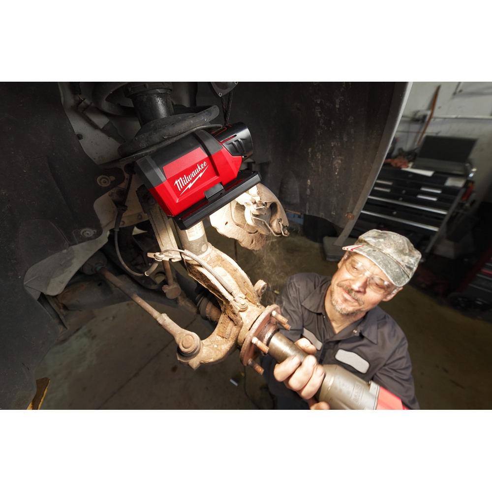 Projecteur de chantier compact orientable, 12v, 700 lumens, sans batterie MILWAUKEE - 4933478226