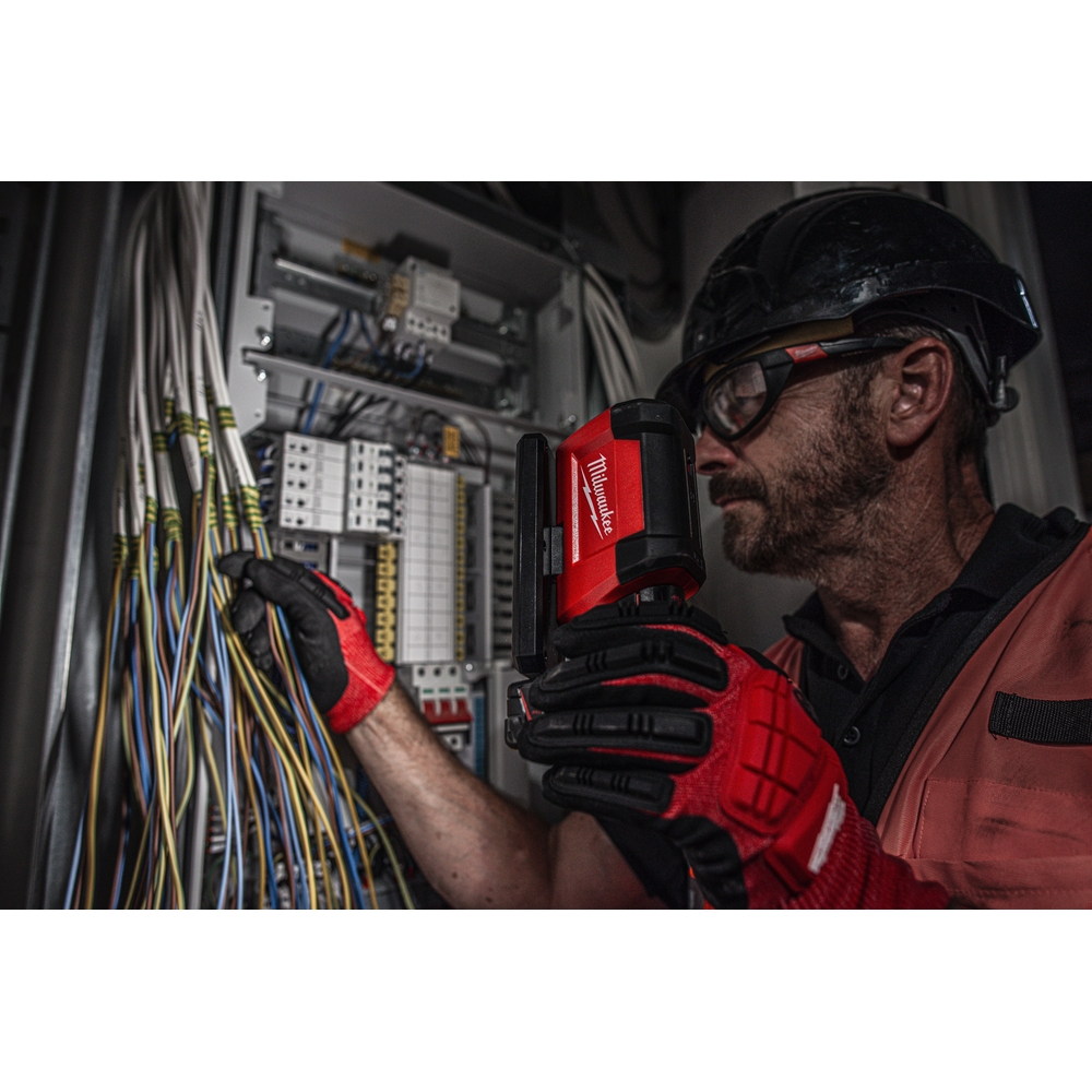 Projecteur de chantier compact orientable, 12v, 700 lumens, sans batterie MILWAUKEE - 4933478226
