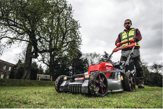 Tondeuse à gazon MILWAUKEE FORGE autotractée fuel 53cm M18 avec batterie 8 Ah