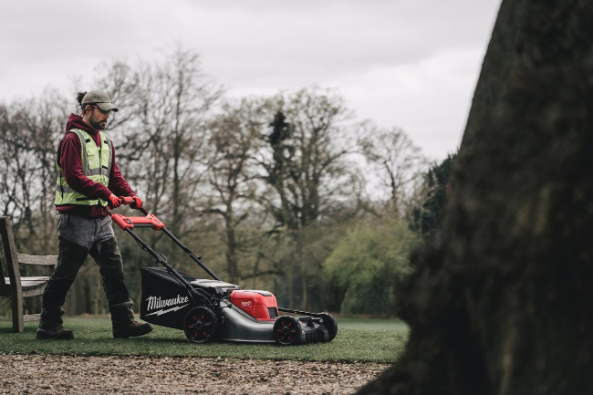 Tondeuse à gazon MILWAUKEE FORGE autotractée fuel 53cm M18 avec batterie 8 Ah
