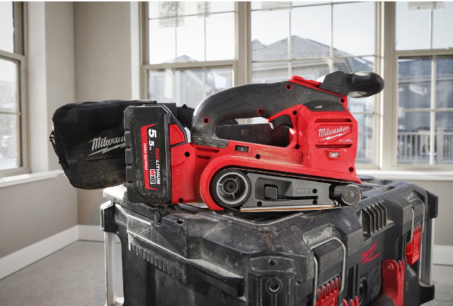 Ponceuse à bande 75mm, 18V, 5.5Ah - HD Box, bande abrasive de rechange, 2 batteries M18 HB55, 1 chargeur M12-18 FC MILWAUKEE - 4933479615