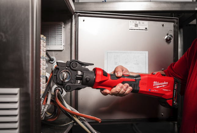 Sertisseuse hydraulique MILWAUKEE 60KN M18 avec 2 batteries 2Ah 4933479684