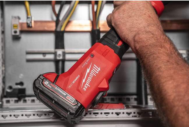 Sertisseuse hydraulique MILWAUKEE 60KN M18 avec 2 batteries 2Ah 4933479684