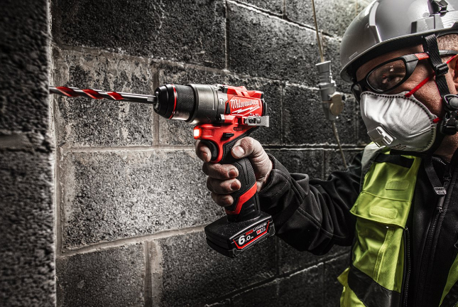 Perceuse à perCUssion FUEL 13mm, 12V, 6,0 Ah, 40 Nm - HD box 2 batteries 12 V - 6,0 Ah Red Li-Ion, chargeur C12C MILWAUKEE - 4933479870