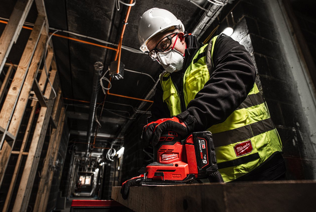 Ponceuse vibrante 1/4 feuille, 18V, 5.0Ah - Sac, 2 batteries M18 B5, 1 chargeur M18-12FC MILWAUKEE - 4933479967