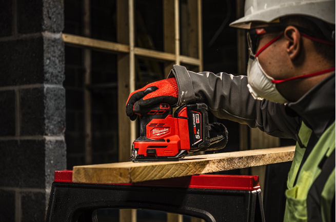 Ponceuse vibrante 1/4 feuille, 18V, 5.0Ah - Sac, 2 batteries M18 B5, 1 chargeur M18-12FC MILWAUKEE - 4933479967